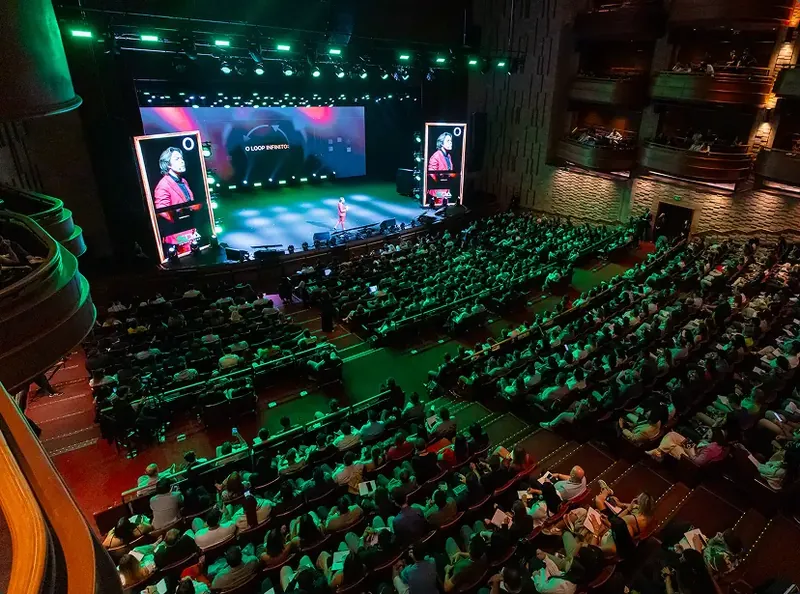 Teatro cheio durante palestra em evento da SDA